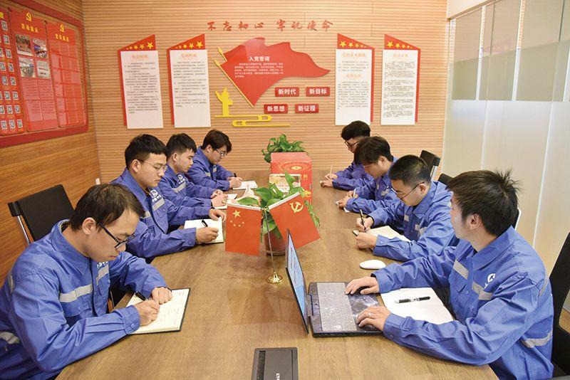 远景目标催人奋进 凝心聚力坚韧前行——中国中铁基层单位学习宣贯党的十九届五中全会精神掠影