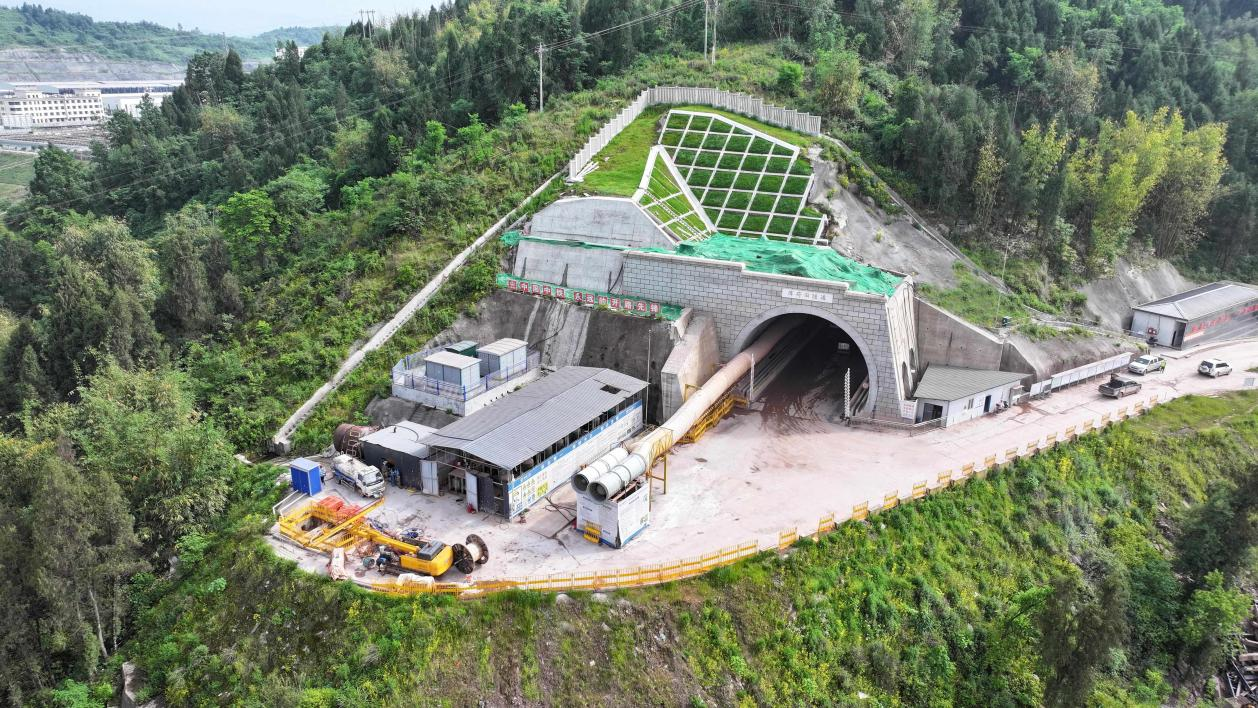 中国中铁承建的多条高铁隧道顺利贯通