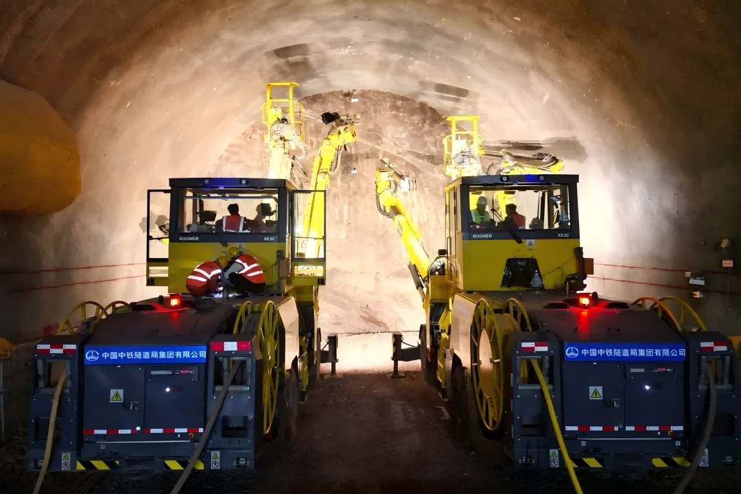 成渝中线高铁龙泉山隧道贯通