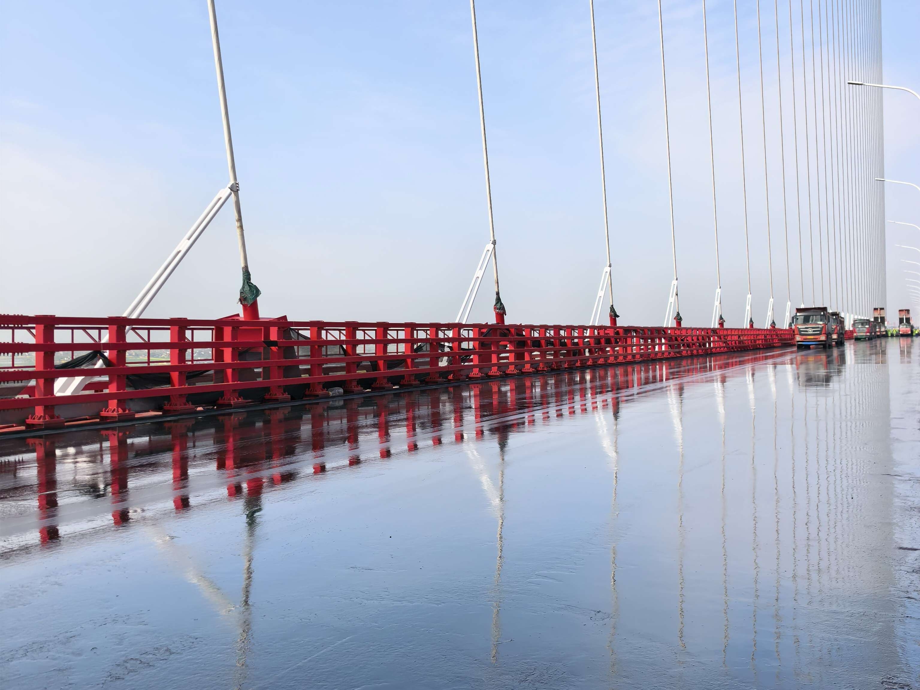 马鞍山长江公铁大桥公路桥面沥青开始铺装