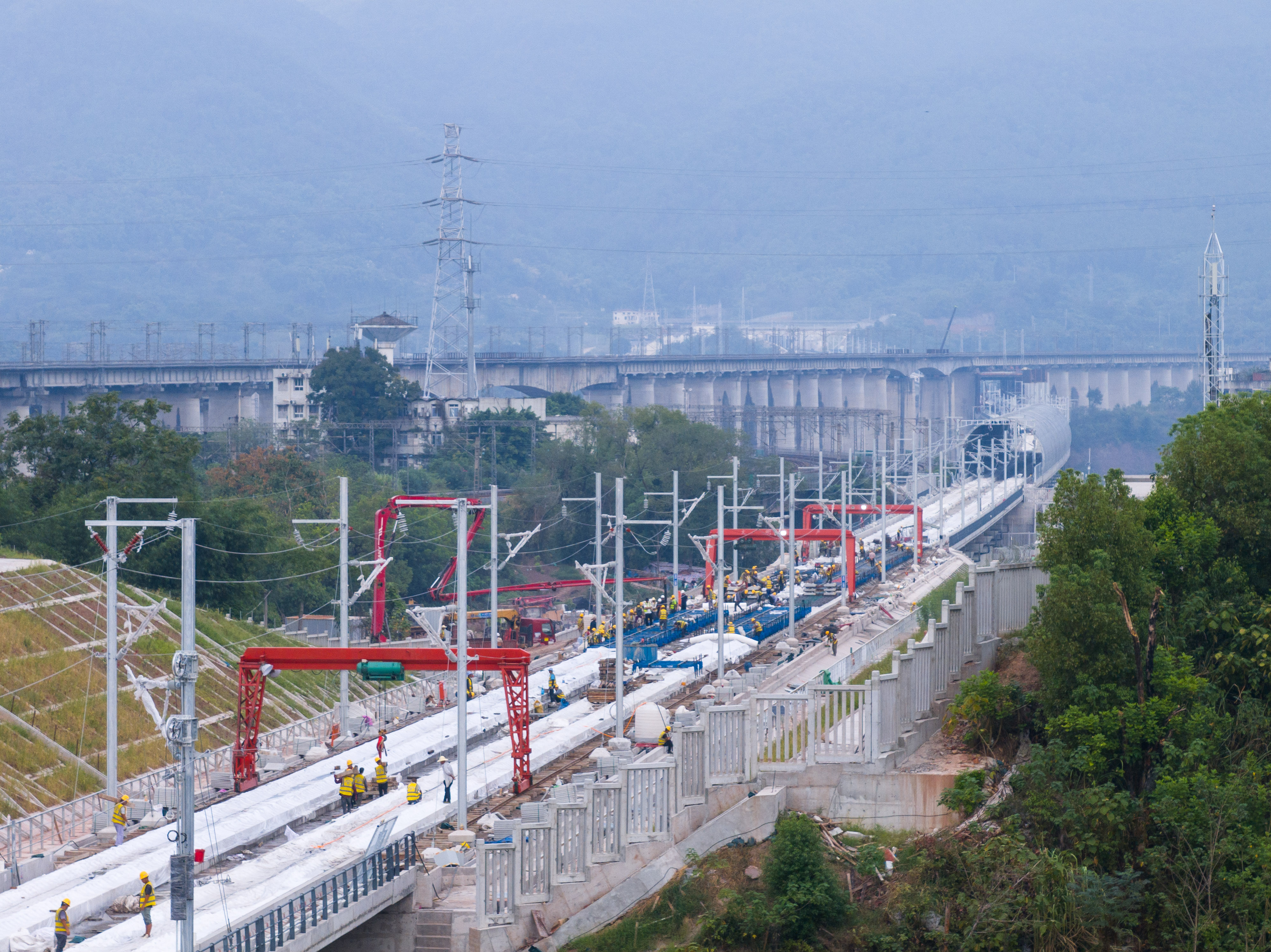 成渝中线无砟轨道浇筑完成